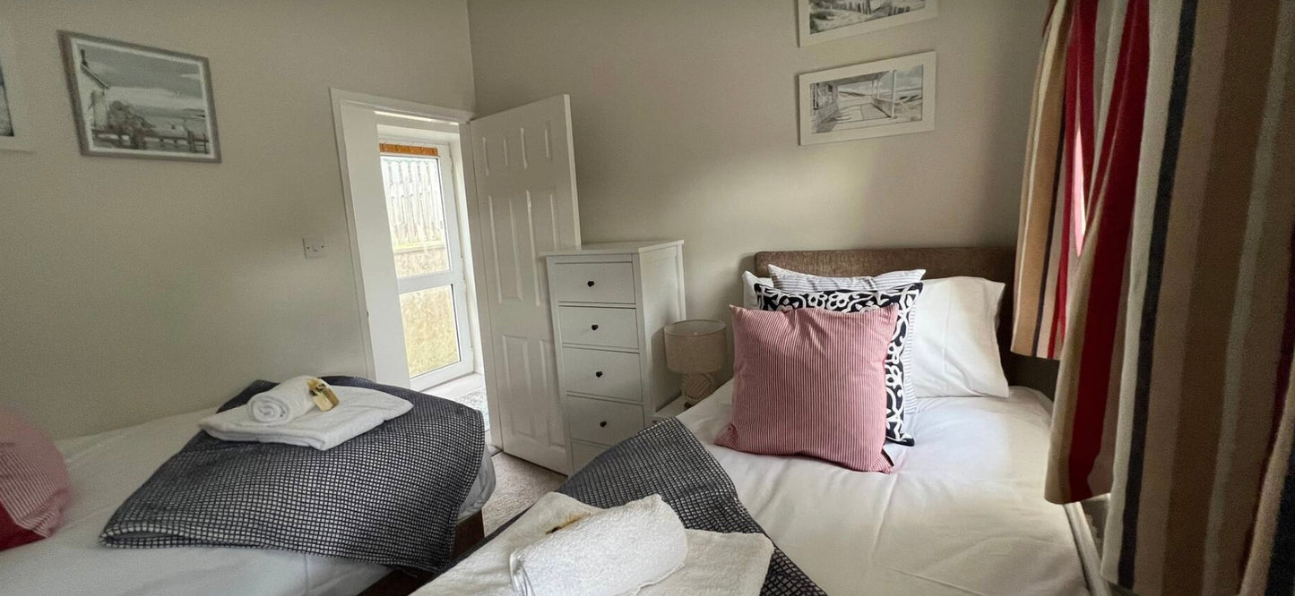 Llanrhidian - Sleeps x20, Hot tub, Ideal for families