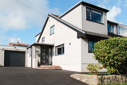 Sea Views, Modern, West Cross, Close to Mumbles, Sleeps x5