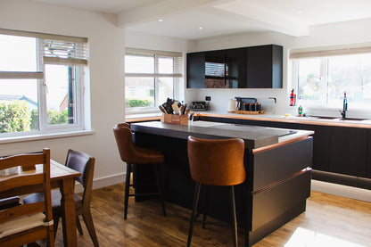 Sea Views, Modern, West Cross, Close to Mumbles, Sleeps x5