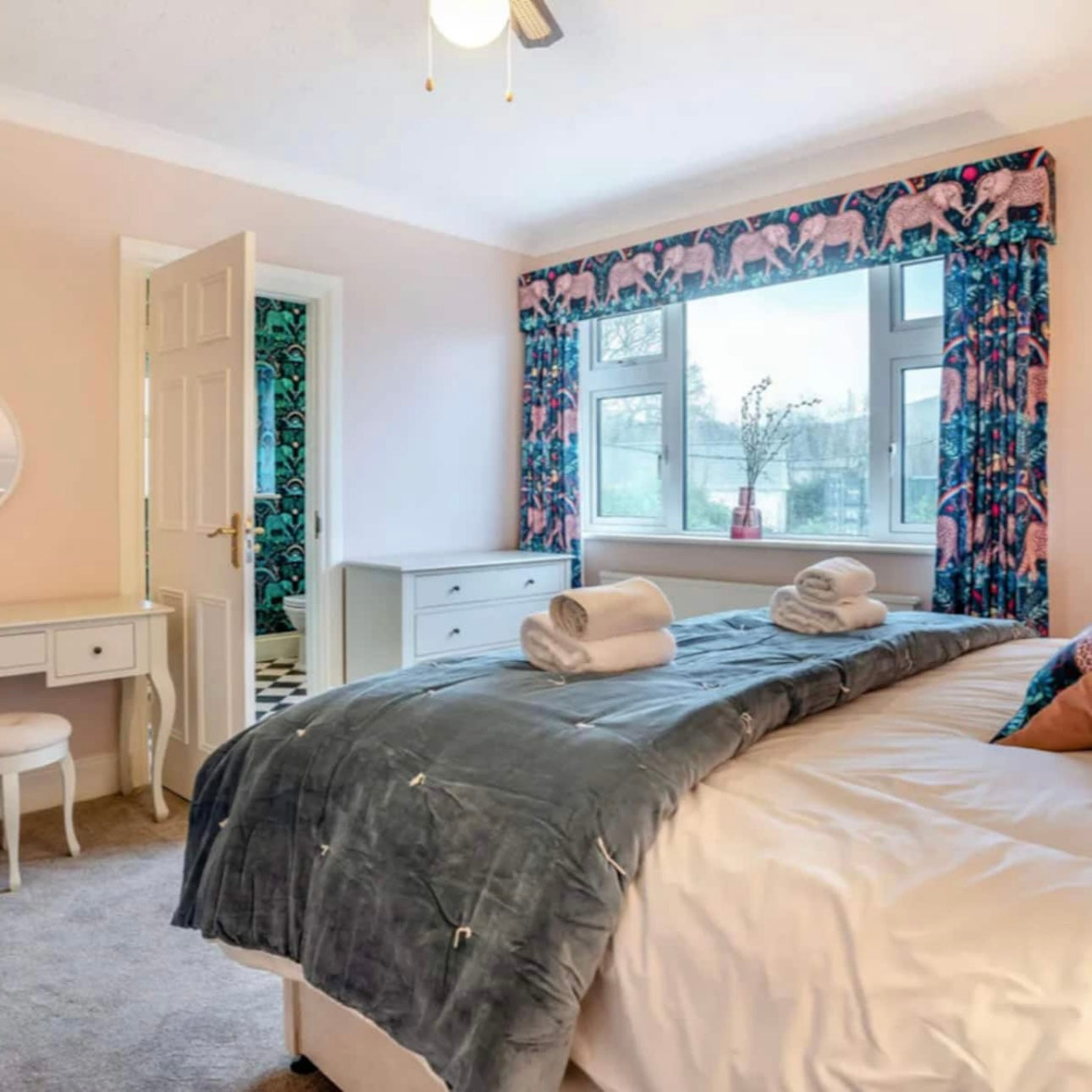 Llanrhidian - Sleeps x20, Hot tub, Ideal for families