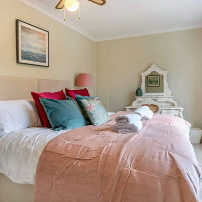 Llanrhidian - Sleeps x20, Hot tub, Ideal for families