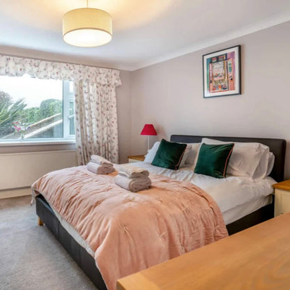 Llanrhidian - Sleeps x20, Hot tub, Ideal for families