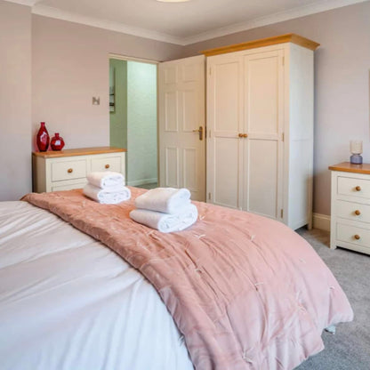 Llanrhidian - Sleeps x20, Hot tub, Ideal for families