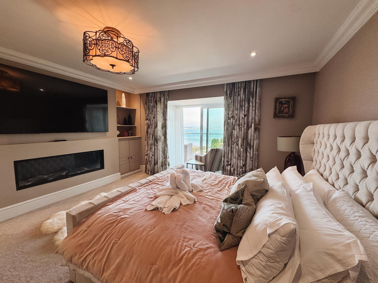 Luxury Retreat, Outdoor Pool, Mumbles, Sleeps x14
