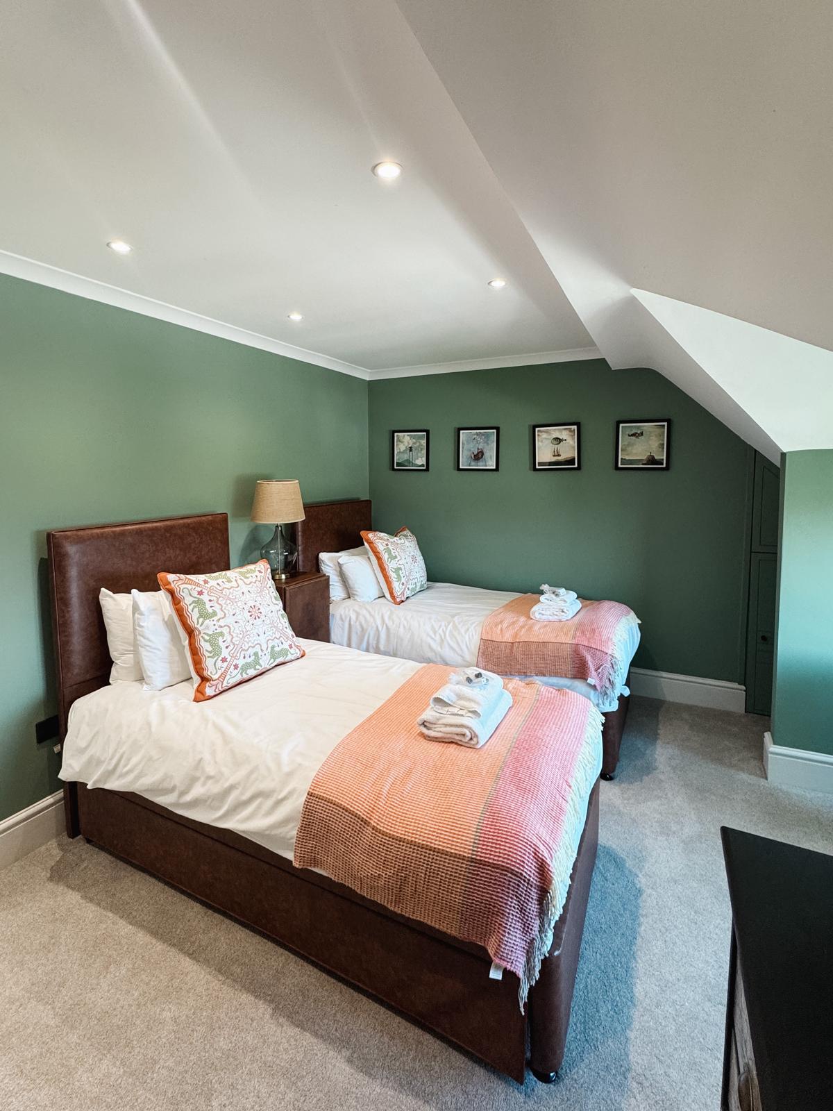 Luxury Retreat, Outdoor Pool, Mumbles, Sleeps x14