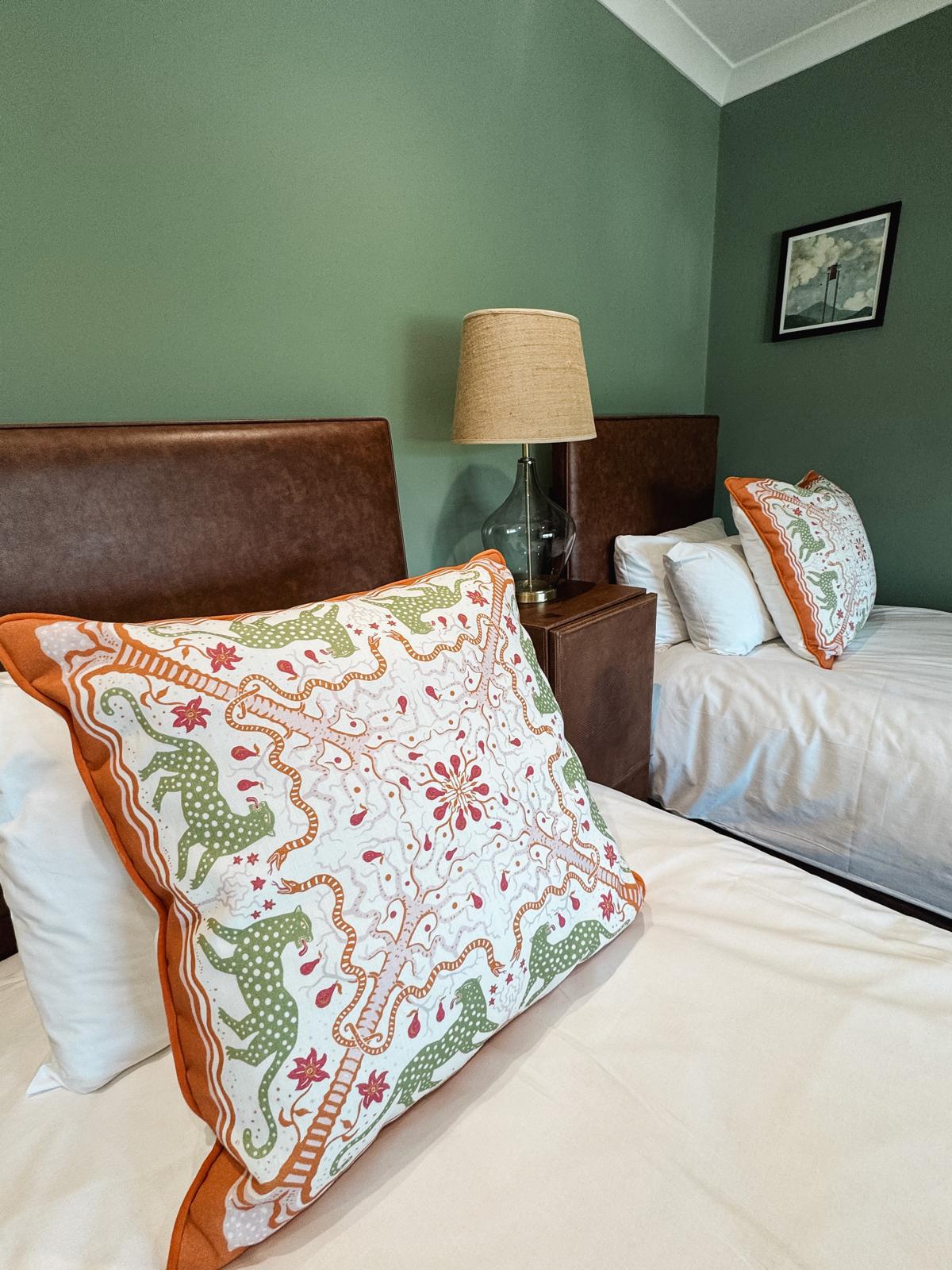 Luxury Retreat, Outdoor Pool, Mumbles, Sleeps x14