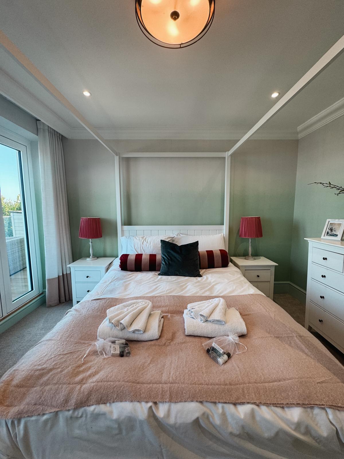 Luxury Retreat, Outdoor Pool, Mumbles, Sleeps x14