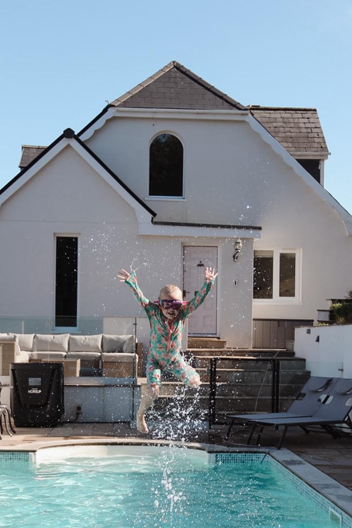 Luxury Retreat, Outdoor Pool, Mumbles, Sleeps x14