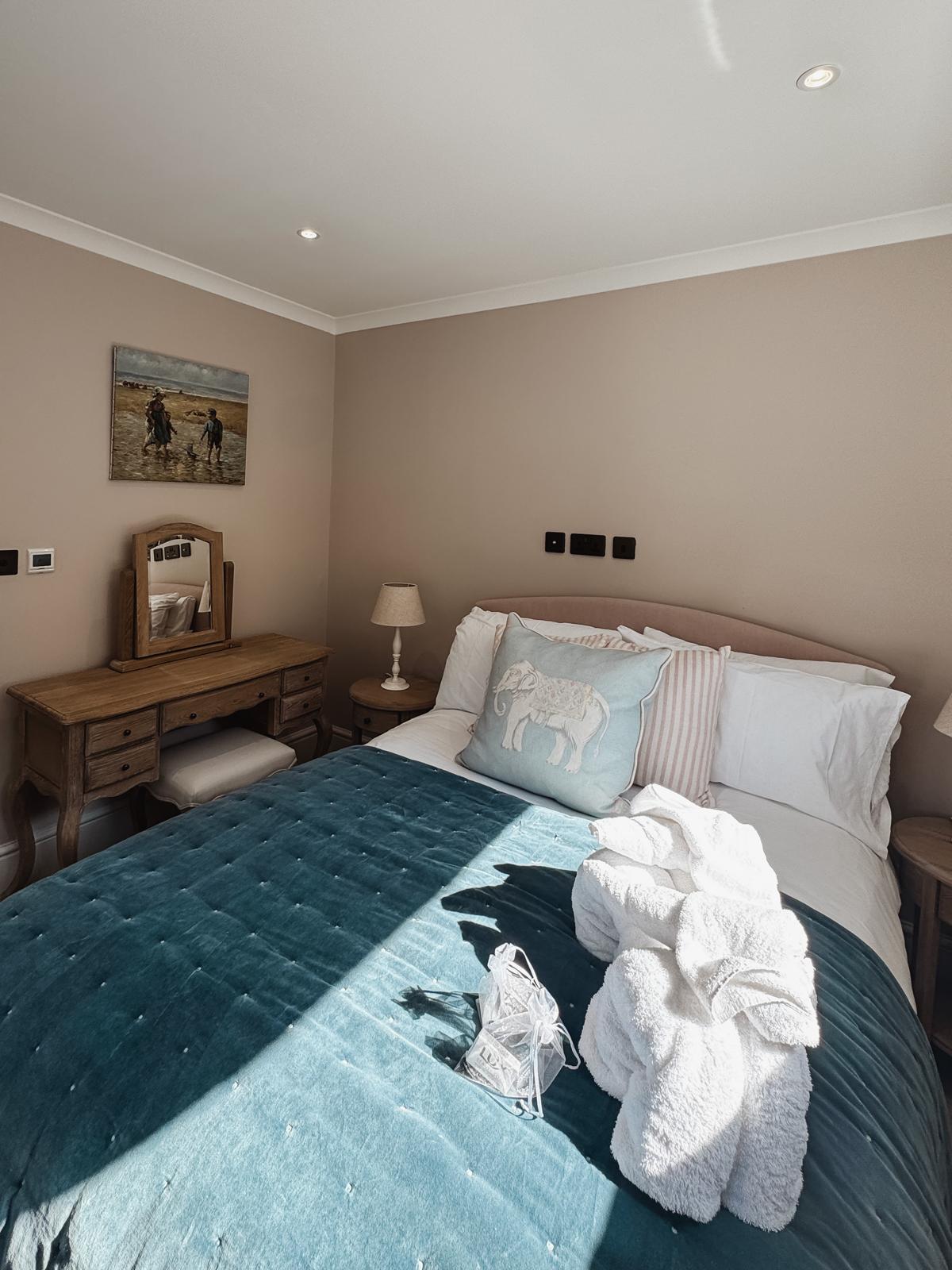 Luxury Retreat, Outdoor Pool, Mumbles, Sleeps x14