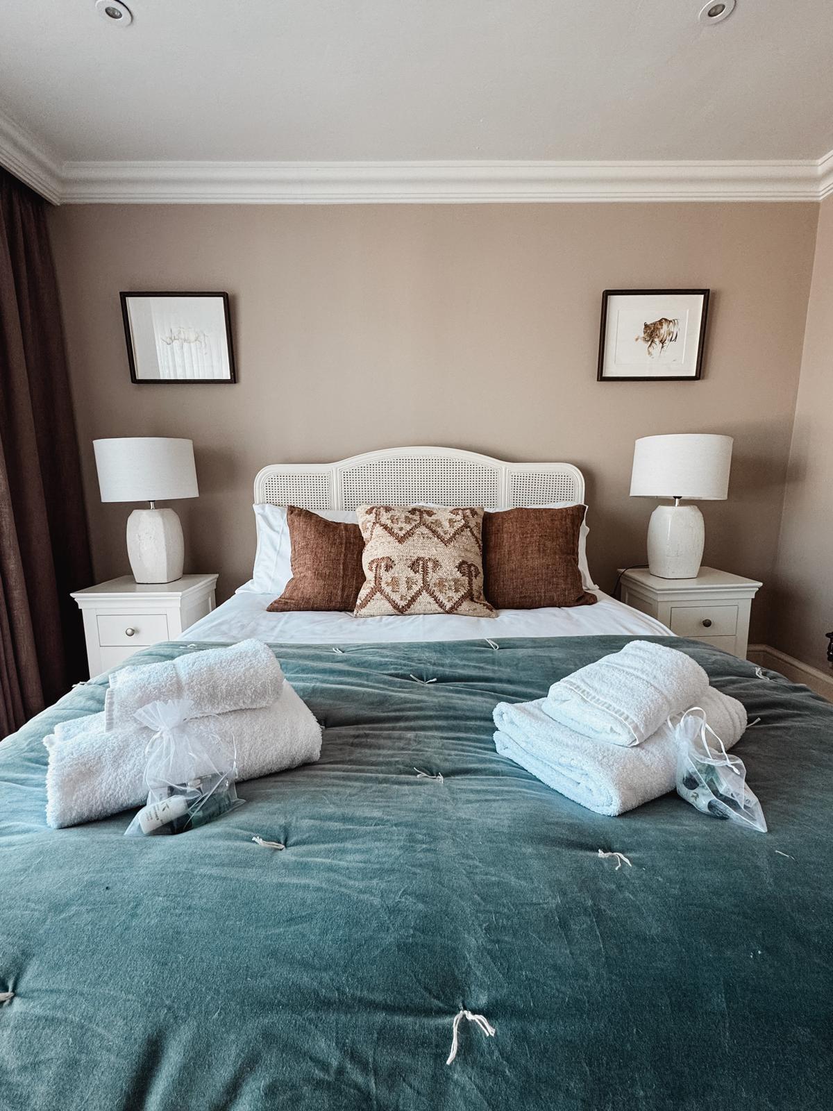 Luxury Retreat, Outdoor Pool, Mumbles, Sleeps x14