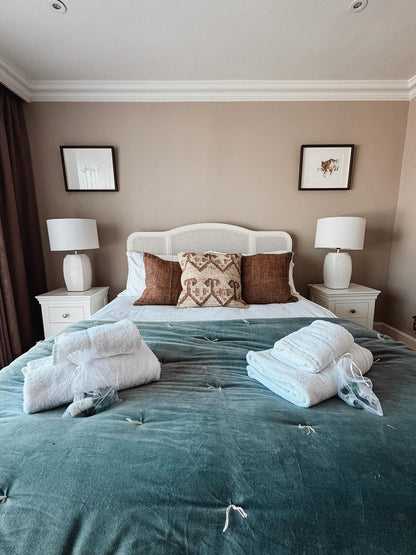 Luxury Retreat, Outdoor Pool, Mumbles, Sleeps x14